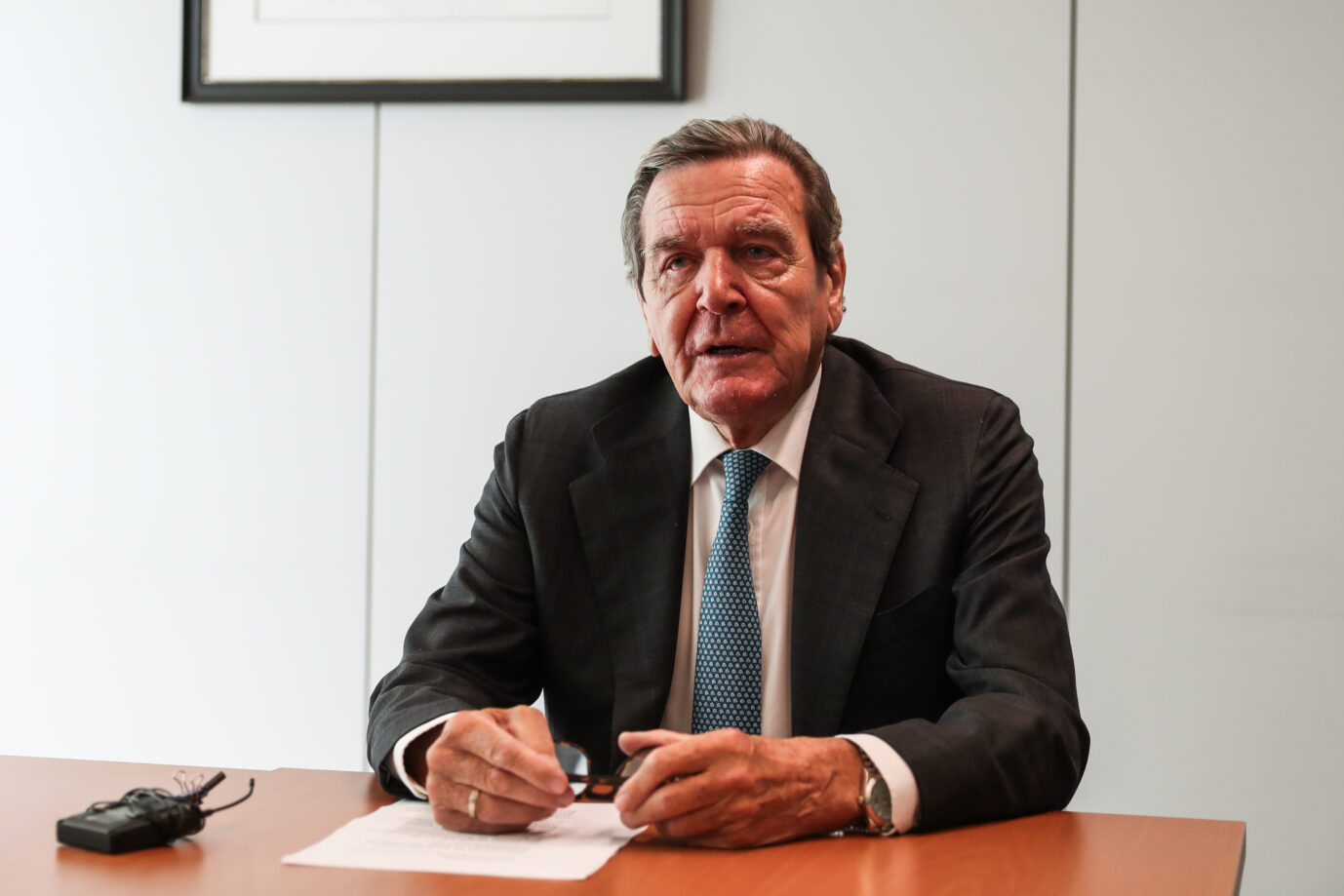 Ex-Bundeskanzler Gerhard Schröder bleibt in der SPD. Kritiker werfen ihm seit Monaten vor, sich nicht von seinem Freund Wladimir Putin zu distanzieren Foto: picture alliance / Xinhua News Agency | Zhang Yuan