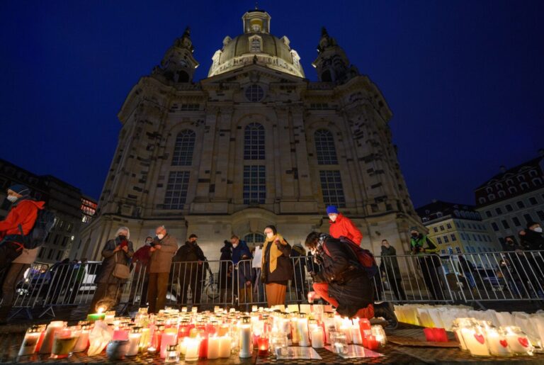 Gefälschte Statistik: Im Januar gedachten Menschen in Dresden mit Kerzen der angeblich 1500 Corona-Toten in der sächsischen Landeshauptstadt.