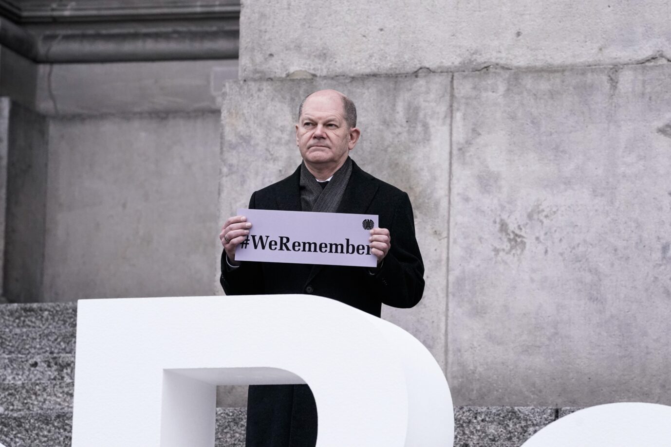 Bundeskanzler Olaf Scholz vor dem Bundestag am Holucazs-Gedenktag im Januar Foto: picture alliance / Flashpic | Jens Krick