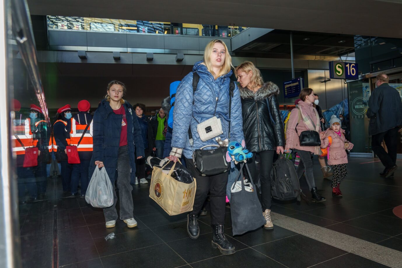 Flüchtlinge. Bild aus dem März: Ukrainische Frauen kommen mit ihren Kindern am Berliner Hauptbahnhof an.