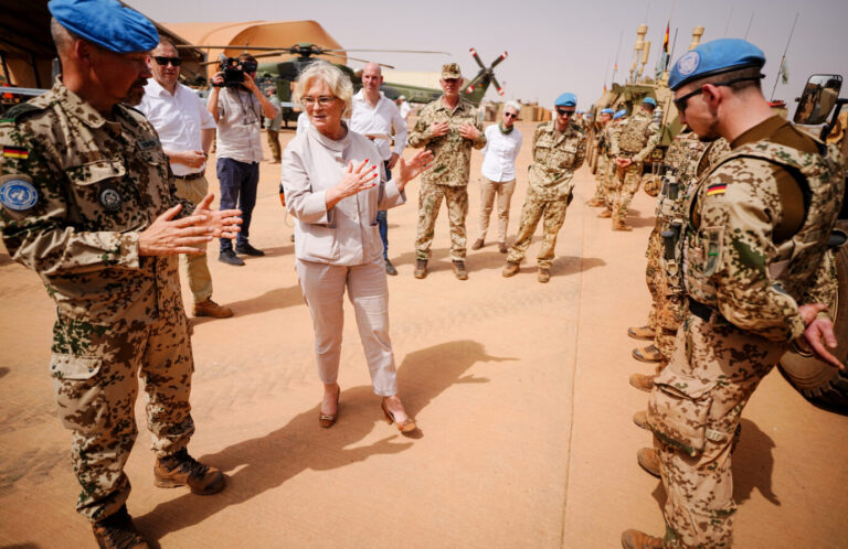 Verteidigungsministerin Christine Lambrecht )SPD) besucht deutsche Soldaten im Camp Castor in Mali