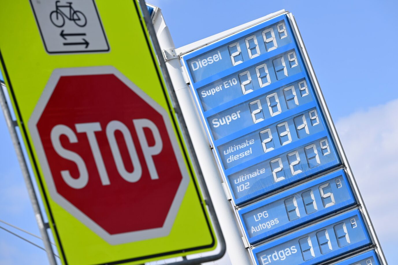 Ein Bild aus dem Juni. Nun könnten die Benzinpreise wieder über 2 Euro steigen. Der Tankrabatt läuft aus