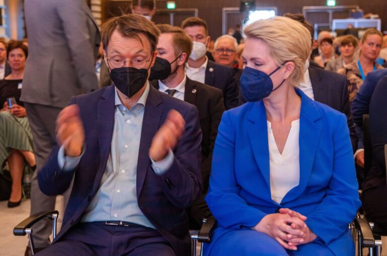 Bundesgesundheitsminister Karl Lauterbach (SPD) am 16. Juni neben Manuela Schwesig (SPD), Ministerpräsidentin von Mecklenburg-Vorpommern. Ist er psychisch krank oder wirr?