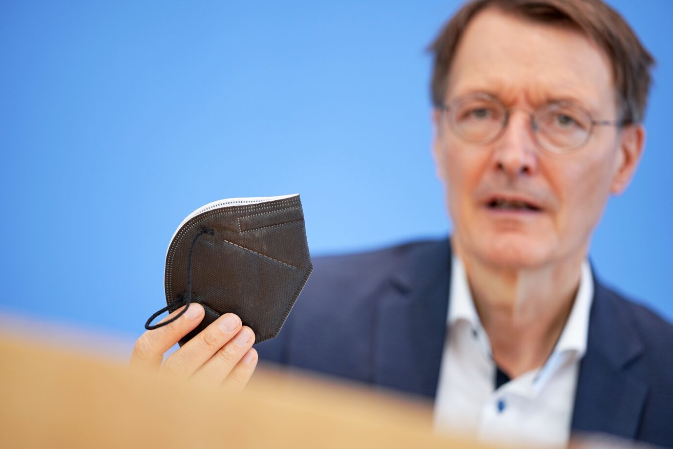 Gesundheitsminister Karl Lauterbach: Der SPD-Politiker blamiert sich mit Hinweis auf Masken-Studie Foto: picture alliance/dpa | Michael Kappeler