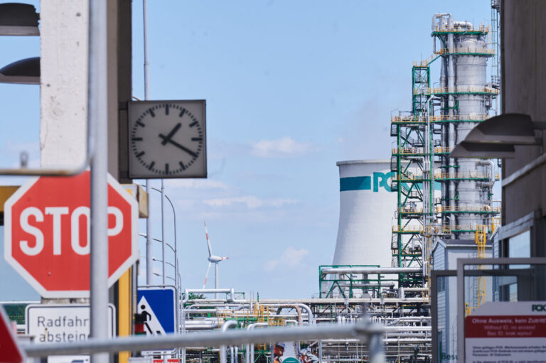 Raffinerie in Schwedt and der Oder: Die Mehrheit der ostbrandenburgischen Unternehmen will weiter Öl aus Rußland beziehen