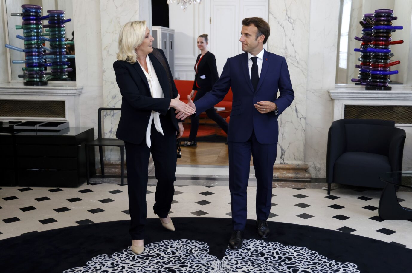 Auch durch den Wahlerfolg von Marine Le Pens Partei Rassemblement National kan Frankreichs Präsident Emmanunel Macron keine Corona-Maßnahmen mehr durchsetzen: Die Pandemie ist beendet.