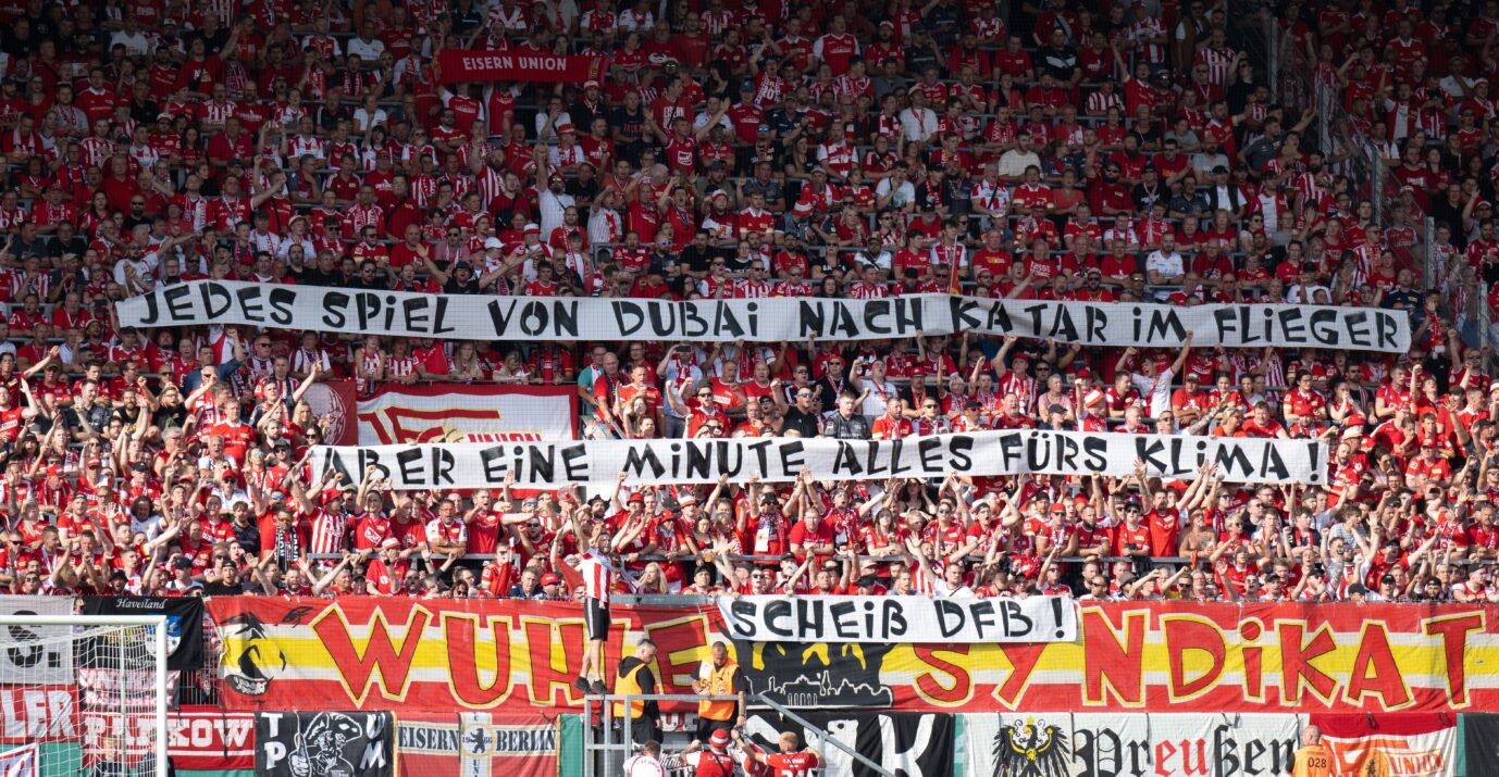 DFB-Pokal in Chemnitz: Mit diesen Spruchbändern protestierten die Fans des 1. FC Union Berlin gegen den "Aktionsspieltag Klimaschutz" des DFB.