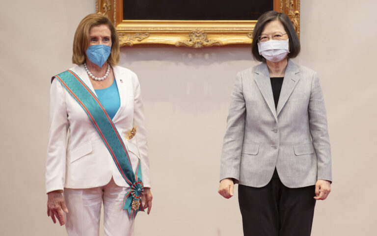 Trotz deutlicher Warnungen aus China hat sich US-Repräsentantenhausvorsitzende Nancy Pelosi (links) mit der taiwanesischen Präsidentin Tsai Ing-wen (rechts) in Taipei getroffen Foto: picture alliance / ASSOCIATED PRESS | Uncredited