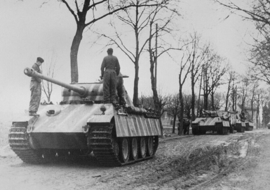 Deutsche Soldaten überprüfen ihre "Panther"-Panzer vor dem Einsatz Foto: picture alliance / Reproduction TASS | TASS 