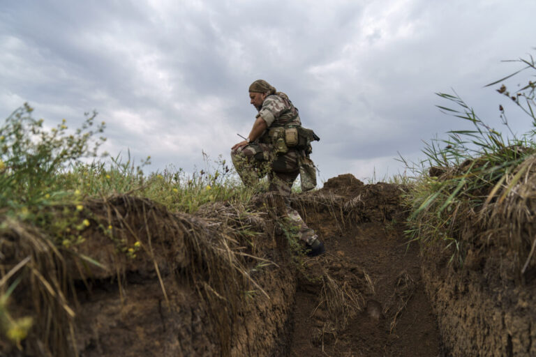 Ein ukrainischer Soldat am Schützengraben in der Region Donetsk im Osten der Ukraine Foto: picture alliance / ASSOCIATED PRESS | David Goldman