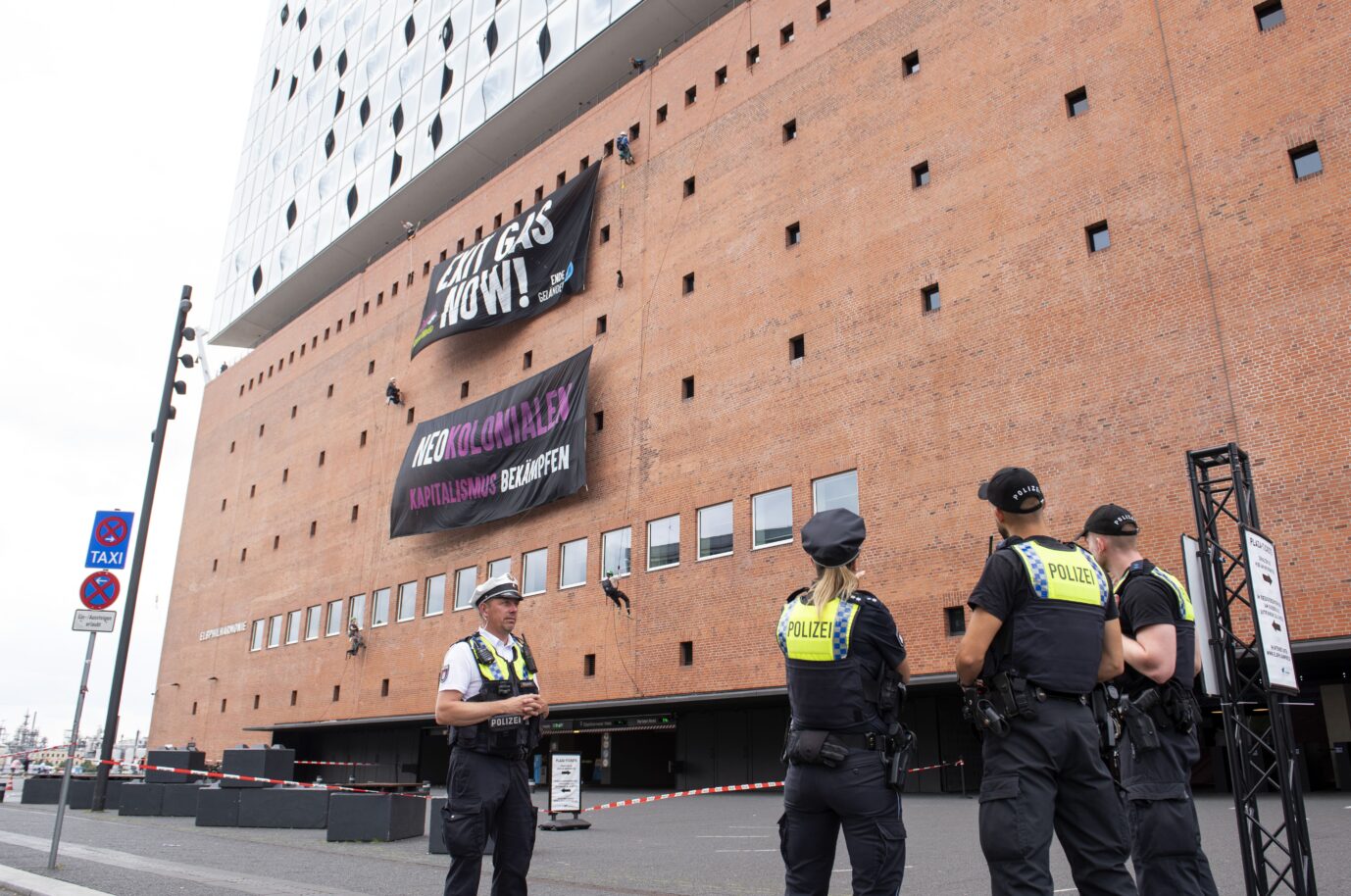 Linksradikale seilen sich an der Elbphilharmonie ab: Weitere Proteste erwartet Foto: picture alliance/dpa | Daniel Bockwoldt