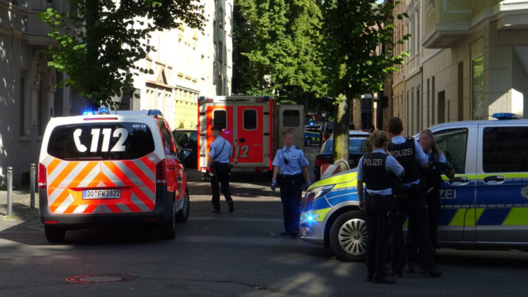 Hier starb der 16jährige: Polizeibeamte sichern den Einsatzort in Dortmund.
