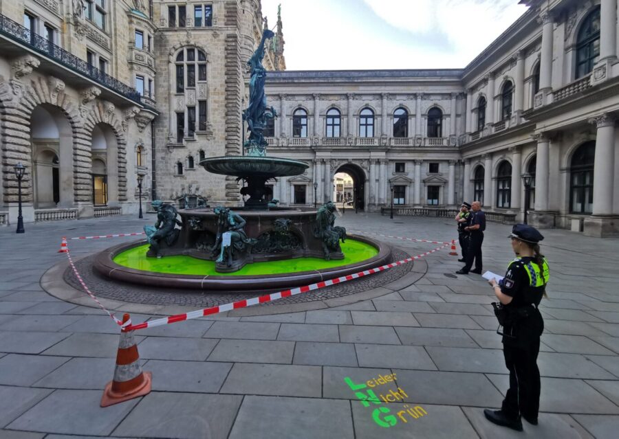 Die Polizei sichert den Brunnen im Innenhof des Rathauses, nachdem Extremisten von Extinction Rebellion eine grüne Flüssigkeit in das Wasser geschüttet haben.