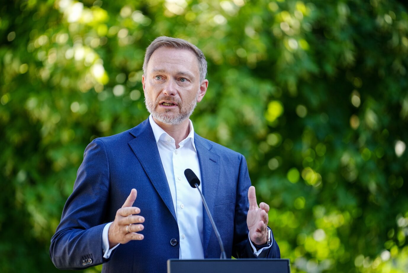 Bundesfinanzminister Christian Lindner (FDP) will die Bürger wegen der Inflation finanziell entlasten. Doch auch von den Koalitionspartnern kommt Kritik Foto: picture alliance/dpa | Kay Nietfeld