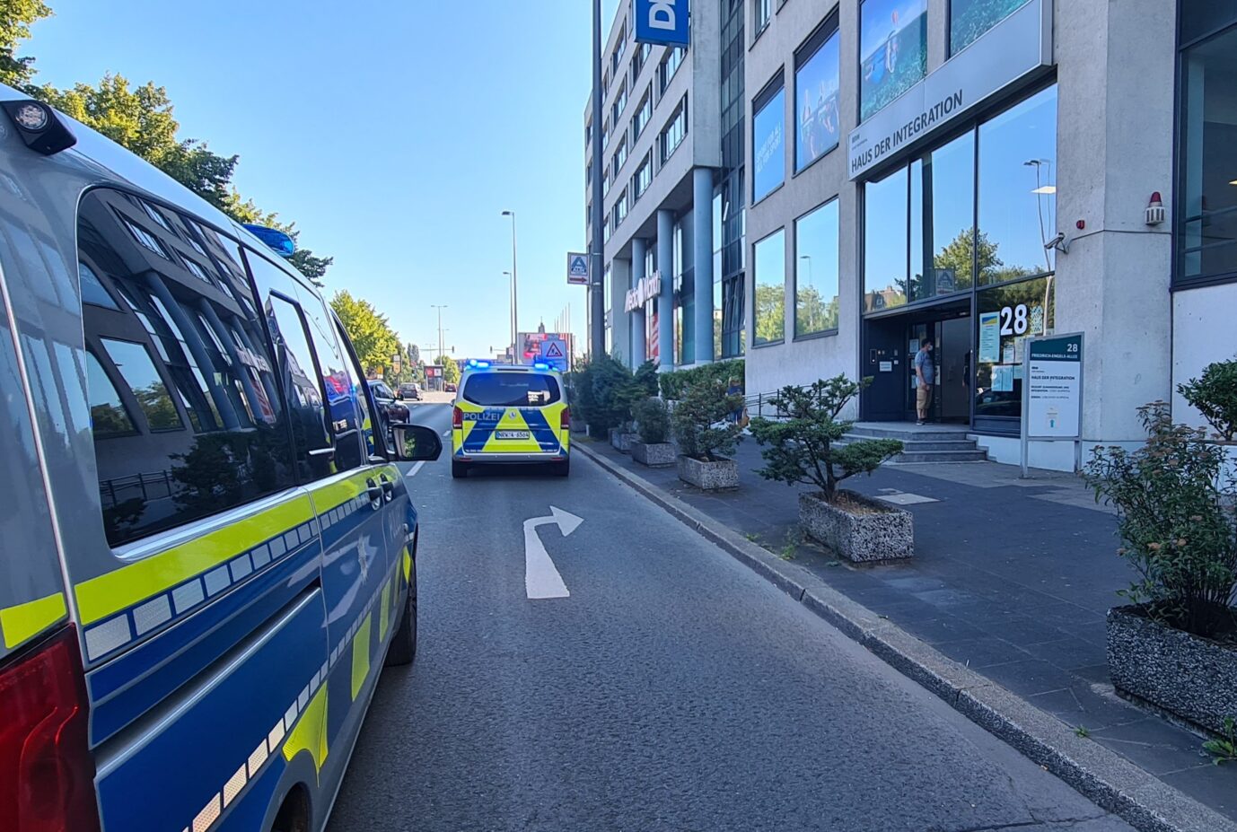 Polizeifahrzeuge beim Einsatz vor dem Haus der Integration in Wuppertal. Foto: picture alliance/dpa | Claudia Otte