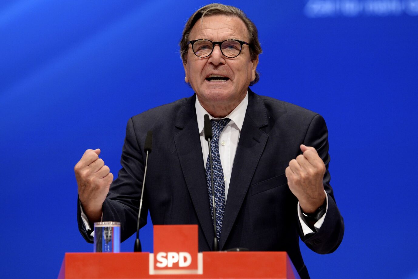 Der ehemalige Bundeskanzler Gerhard Schröder (SPD) legt sich nun juristisch mit dem Bundestag an. Foto: picture alliance/EPA | SASCHA STEINBACH