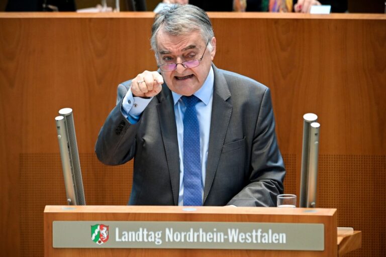 Nordrhein-Westfalens Landesinnenminister Herbert Reul (CDU) warnt vor neuen Staatsfeinden und sieht einen Protestwinter voraus. Foto: picture alliance/EPA-EFE | SASCHA STEINBACH