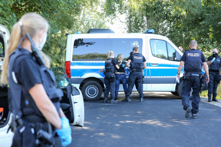 Einsatzkräfte der Polizei kontrollieren Teilnehmer des Hamburger "Klimacamps". Foto: picture alliance/dpa | Bodo Marks
