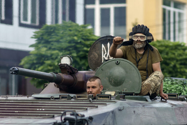Ukrainische Soldaten auf einem Panzer: Der Krieg in Osteuropa räumt mit Illusionen der Militärplaner auf Foto: picture alliance / ASSOCIATED PRESS | David Goldman