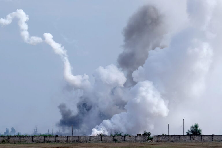 Rauchwolken steigen nach der Explosion über der von Rußland besetzten Krim auf Foto: picture alliance/dpa/TASS | Sergei Malgavko