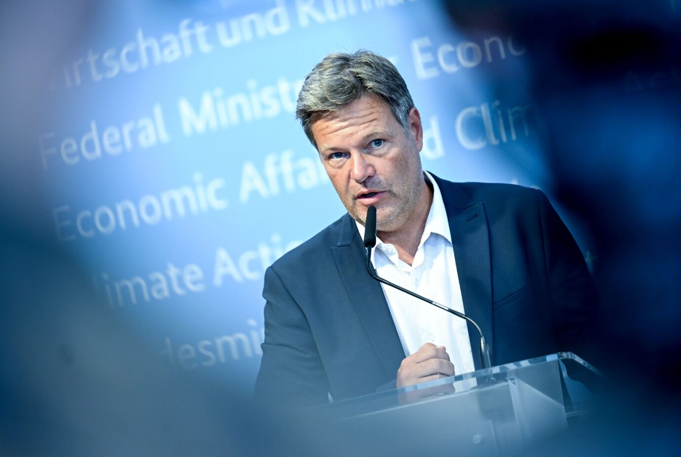 Bundeswirtschaftsminister Robert Habeck (Bündnis 90/Die Grünen), spricht auf einer Pressekonferenz über eine übergangsweise Bereitstellung von Flüssiggas (LNG). Foto: picture alliance/dpa | Britta Pedersen