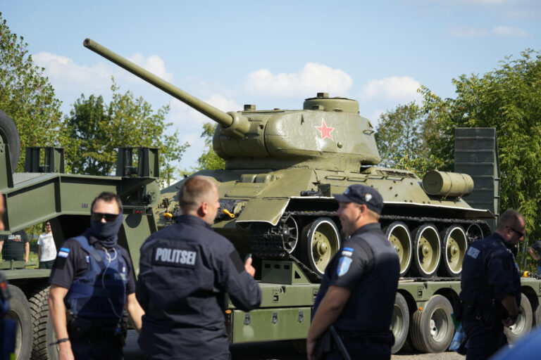 Estland macht Ernst: Abtransport des T-34-Panzers vom Denkmal in Narva Foto: picture alliance / ASSOCIATED PRESS | Sergei Grits