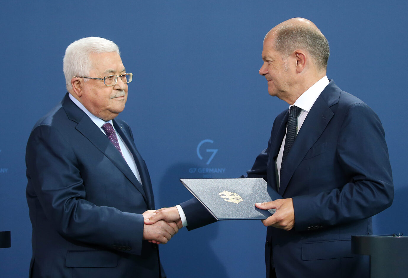 Palästinenserpräsident Mahmud Abbas (links) freut sich trotz seines skandalösen Auftritts über 340 Millionen Euro aus Deutschland. Die Holocaust-Äußerungen haben keine Konsequenzen.