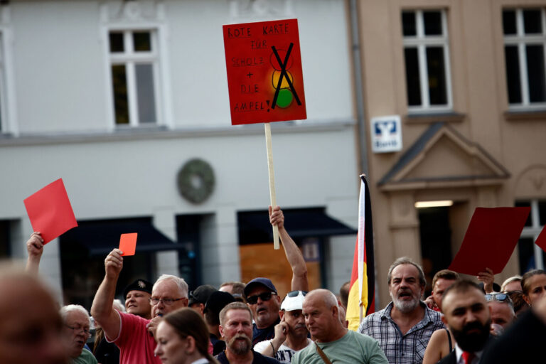 Demonstranten bei einem Auftritt von Bundeskanzler Olaf Scholz (SPD) in Neuruppin