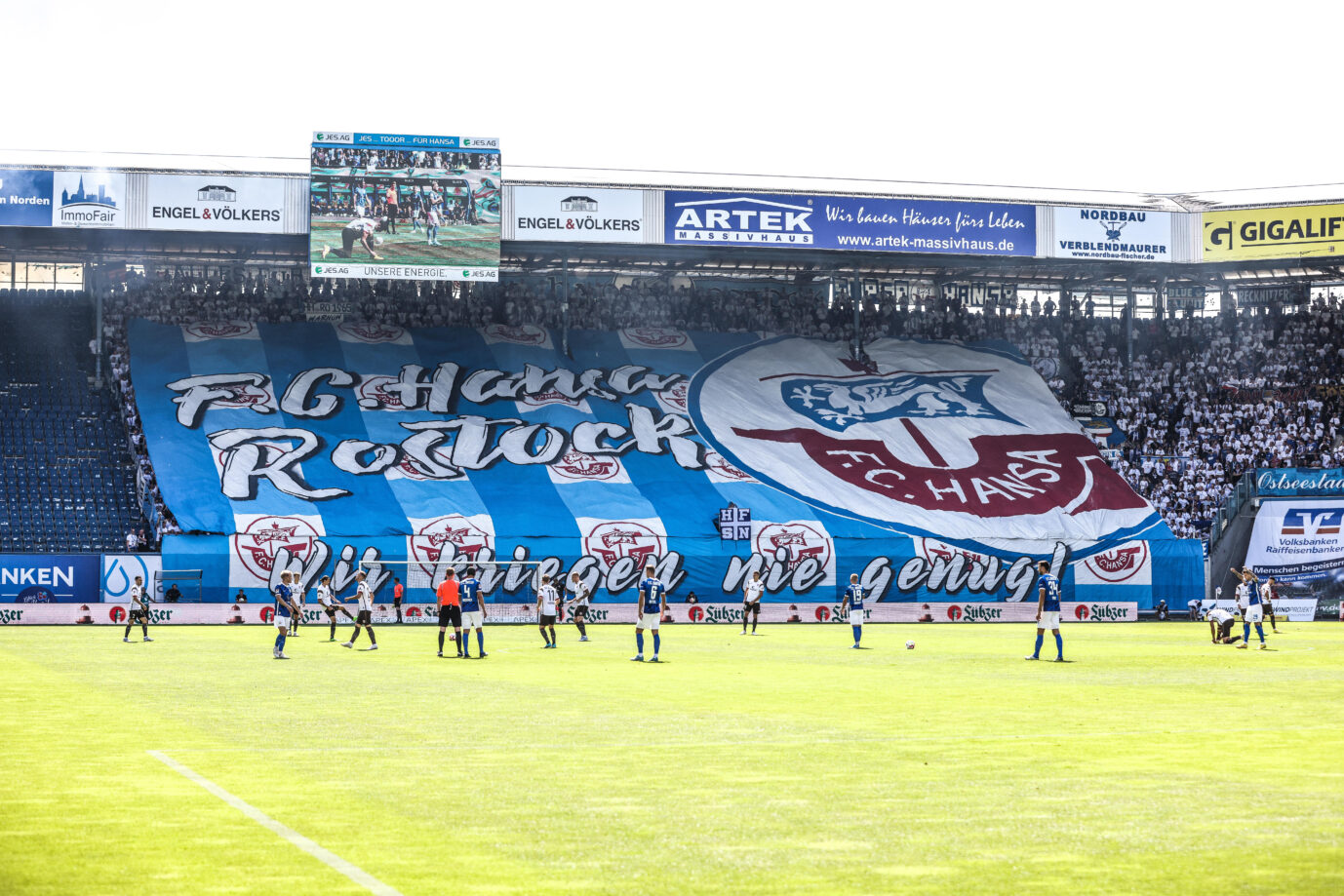 Die Fans des FC Hansa Rostock stimmen ihre Mannschaft auf das prestigeträchtige Duell gegen den FC St. Pauli ein Foto: picture alliance/dpa | Sebastian Heger
