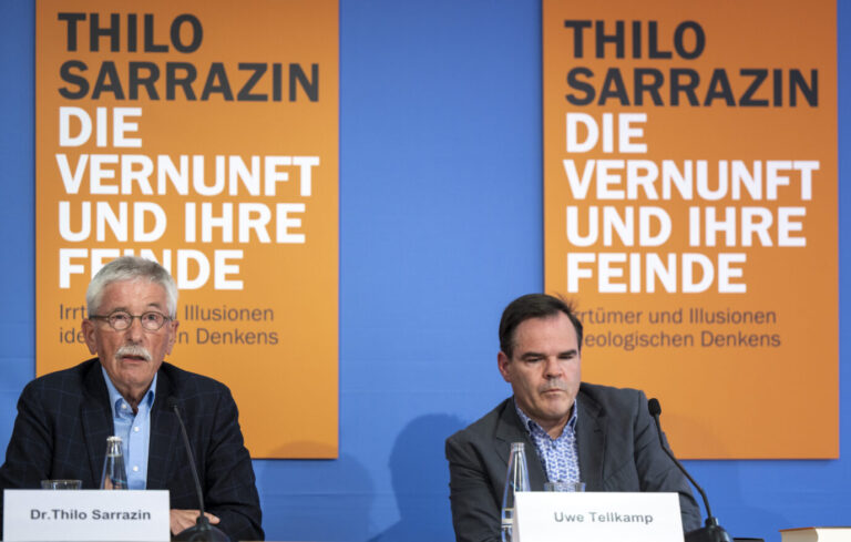 Thilo Sarrazin (l.) und der Schriftsteller Uwe Tellkamp während der Buchvorstellung Foto: picture alliance/dpa | Monika Skolimowska