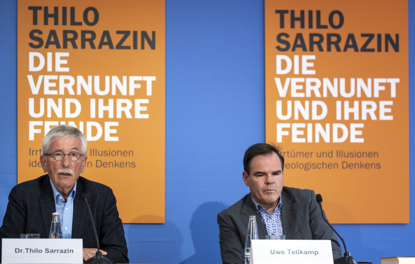 Thilo Sarrazin (l.) und der Schriftsteller Uwe Tellkamp während der Buchvorstellung Foto: picture alliance/dpa | Monika Skolimowska