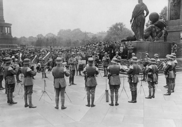 Festlegung der deutschen Nationalhymne: Eine Militärkapelle spielt am 11. August 1922 vor dem Reichstag Foto: picture-alliance / akg-images | akg-images