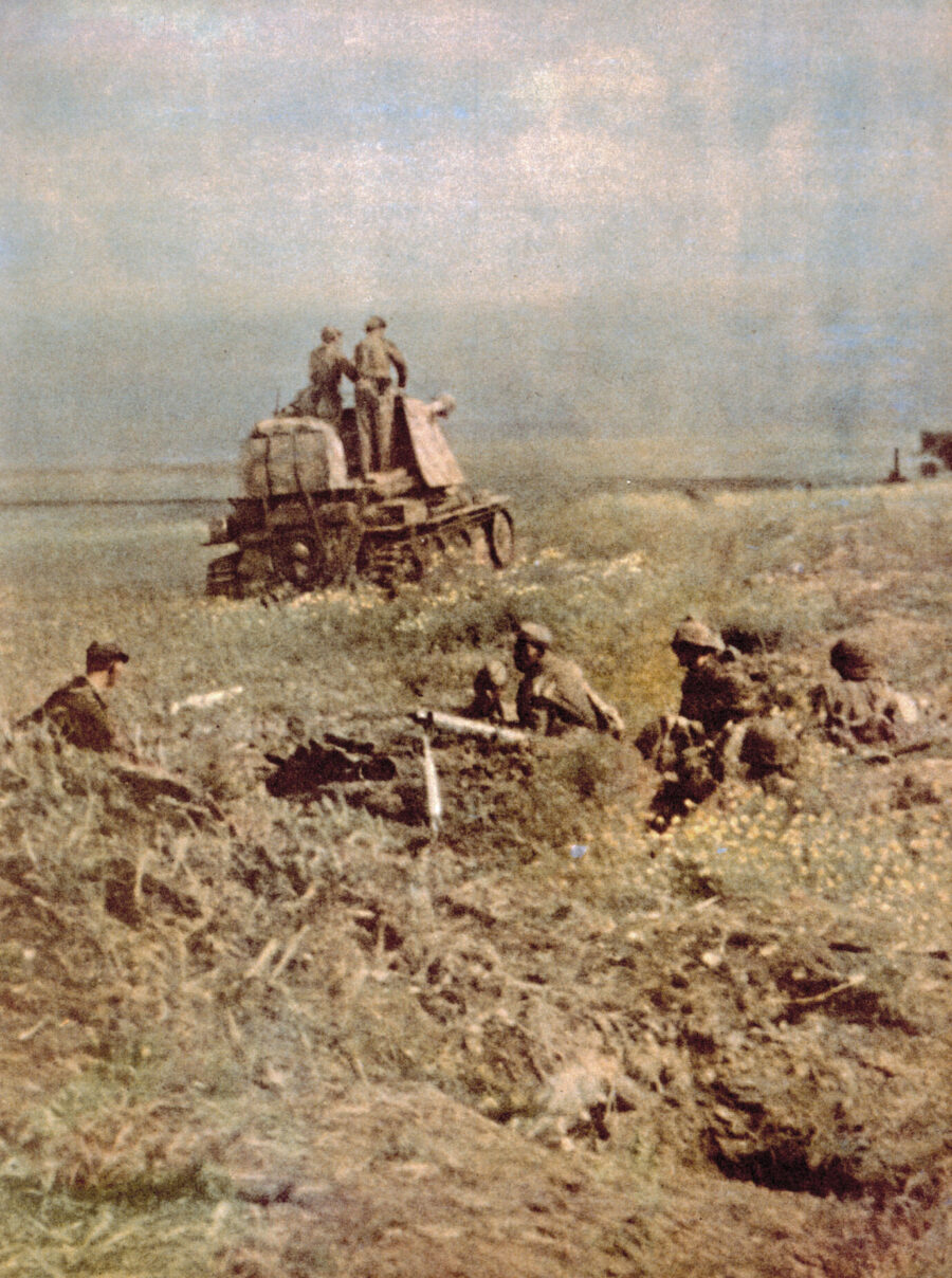 Ein "Marder"-Panzerjäger hat das Schlachtfeld bei Kursk 1943 im Blick Foto: picture-alliance / akg-images | akg-images 