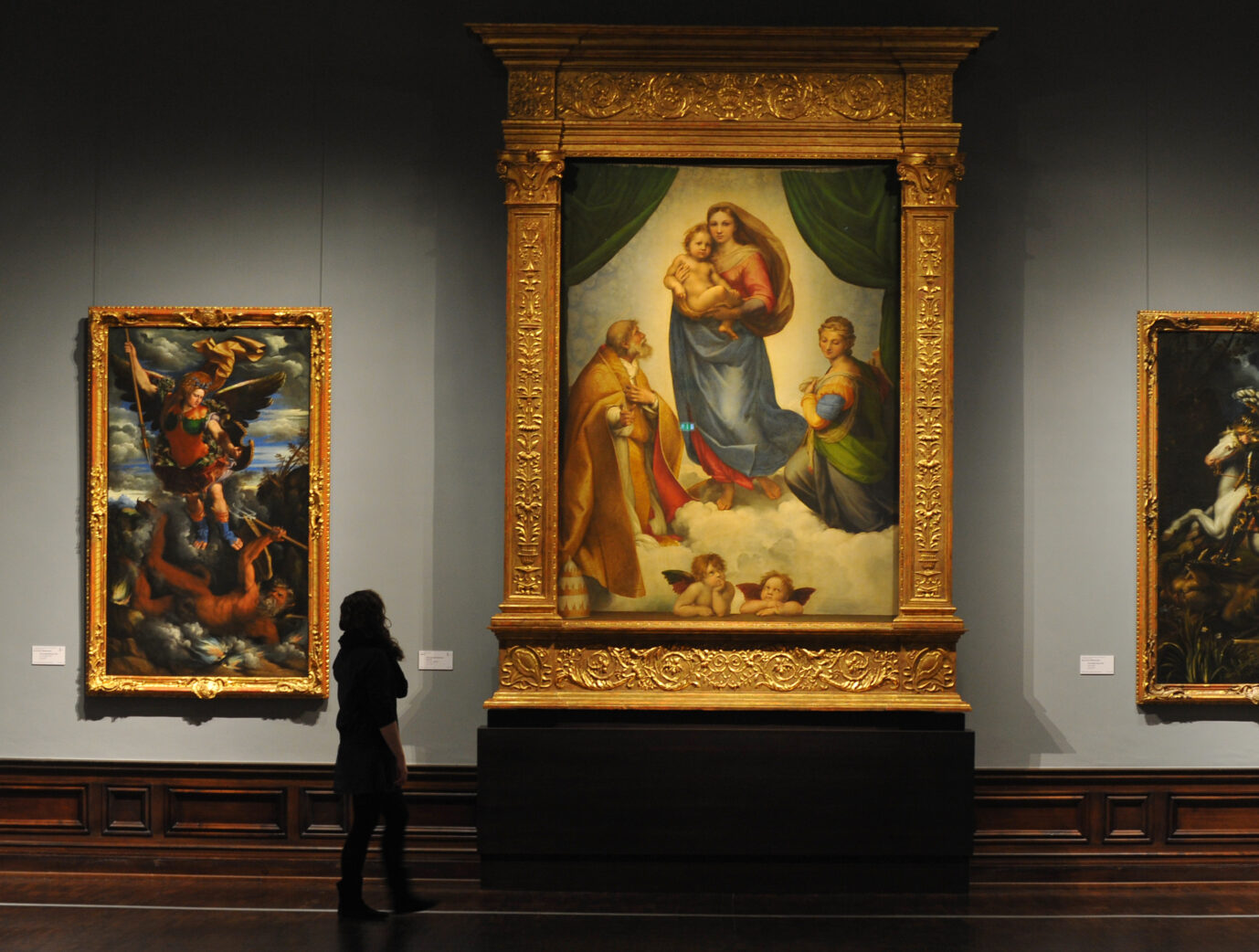 Die „Sixtinische Madonna“ (Mitte) in der Gemäldegalerie Alter Meister in Dresden: Das prunkvolle Altarbild stammt aus dem 16. Jahrhundert