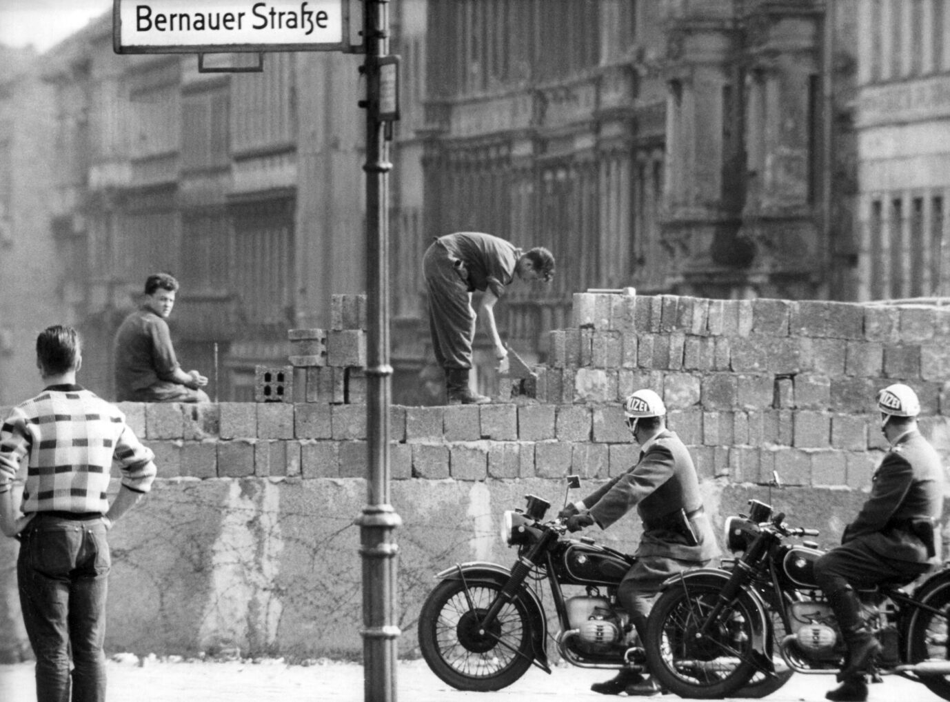 Arbeiter erhöhen die provisorische Mauer im August 1961 Foto: picture alliance / dpa | DB dpa