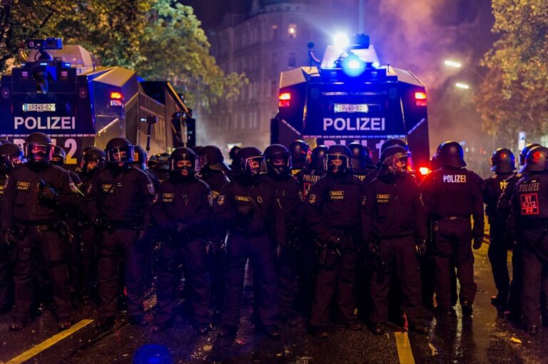 Polizisten beim Einsatz gegen linke Gewalttäter während des G20-Gipfels in Hamburg.