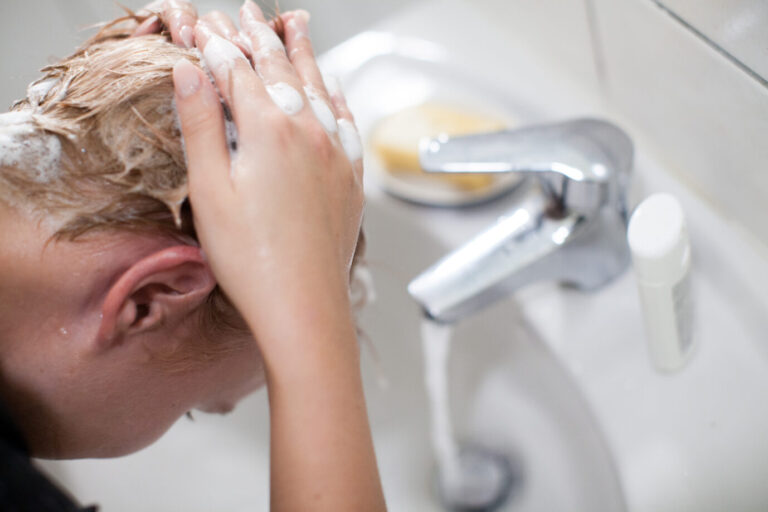 Haare am Waschbecken waschen: Für Baden-Württembergs Ministerpräsident Winfried Kretschmann (Grüne) muß es nicht immer die Dusche sein