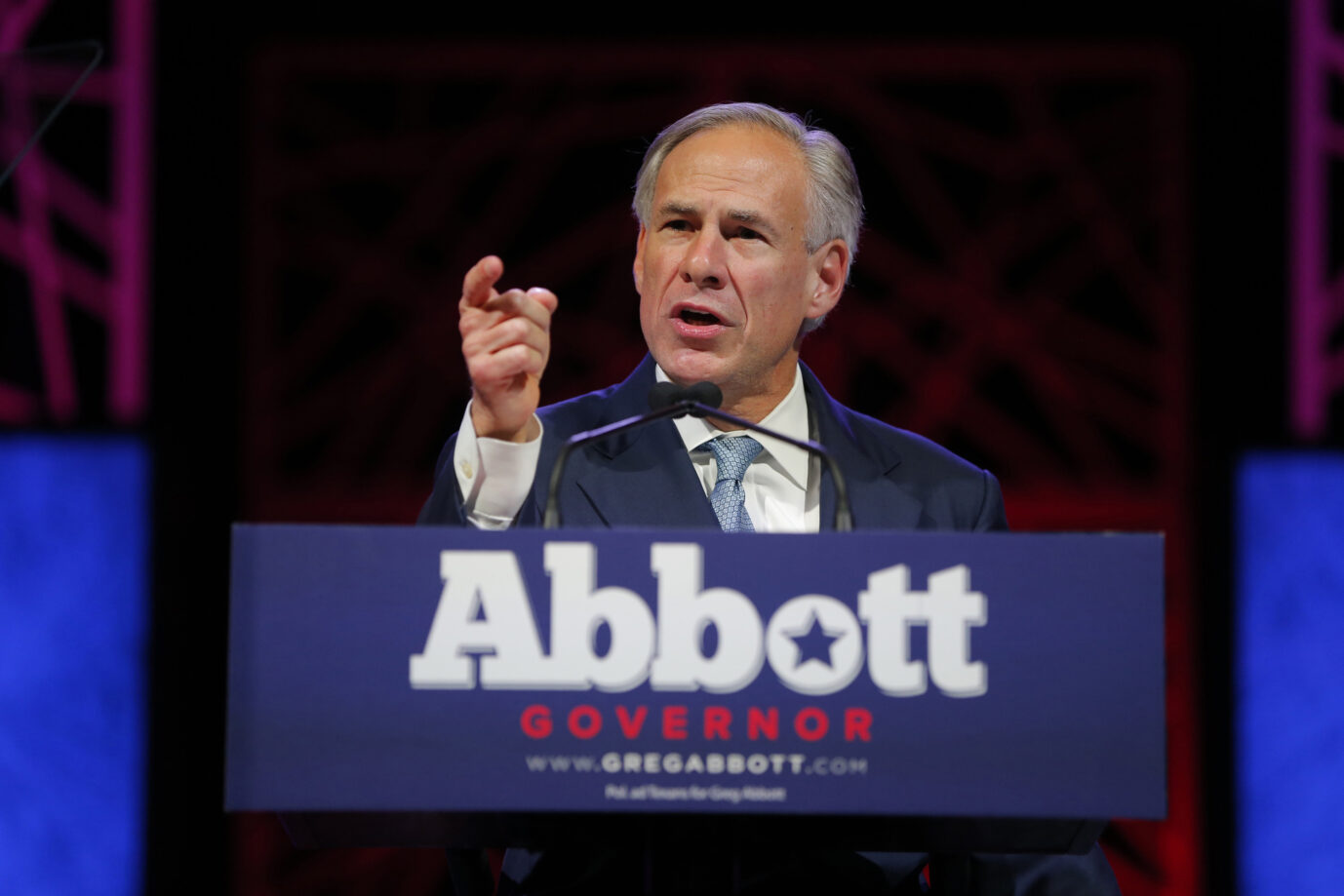 Der texanische Gouverneur Gregg Abbot (Republikaner) sieht seinen Bundesstaat bei der Verteilung von Migranten im Stich gelassen Foto: picture alliance / Fort Worth Star-Telegram | Rodger Mallison