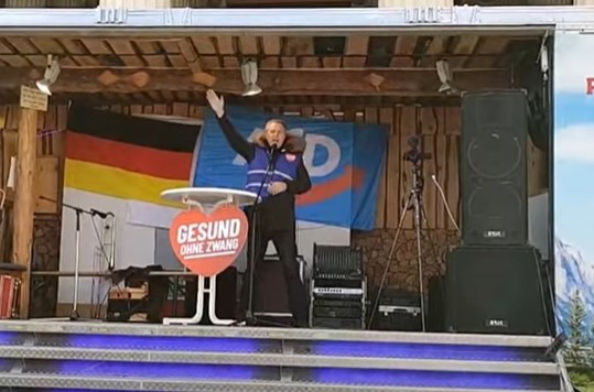 Der AfD-Bundestagsabgeordnete Petr Bytron hebt zwar den rechten Arm, zeigt aber keinen Hitlergruß.