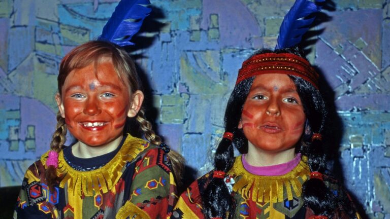 Ein Bild von 1994: Damals durften sich Kinder noch als Indianer verkleiden.