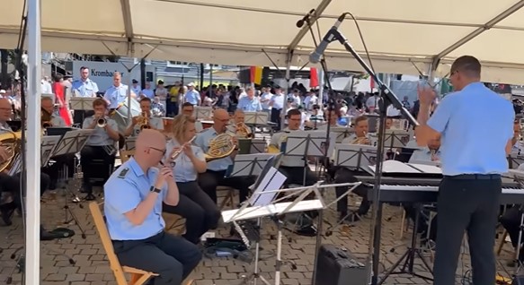 Skandal. Das Heeresmusikkorps Kassel, während es auf dem Schützenfest in Olpe die Orchester-Version von "Layla" spielt.