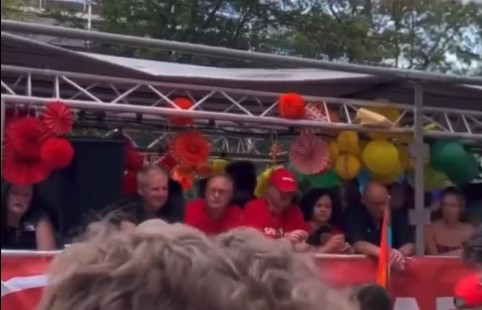 Hier geschah der "Layla"-Skandal: CSD-Wagen der SPD in Stuttgart. In der Mitte im roten T-Shirt ohne Mütze: Parteichef Andreas Stoch.