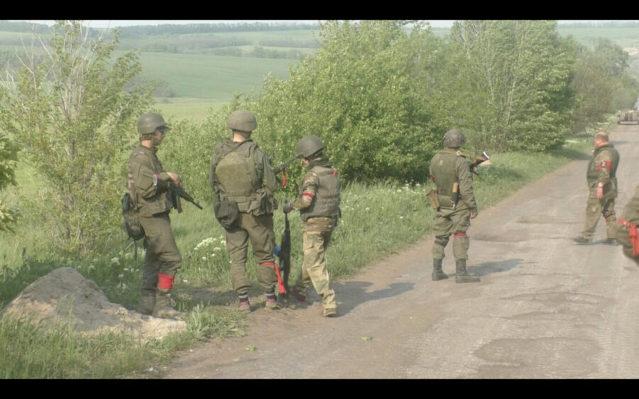 Russische Soldaten auf der Straße zwischen Lugansk nach Lyssytschansk Foto: Luca Steinmann