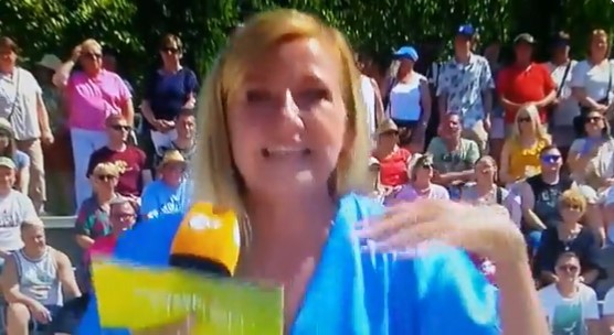 Moderatorin Andrea Kiewel mit zweideutiger Mimik und Gestik, während sie im ZDF-Fernsehgarten gendert.