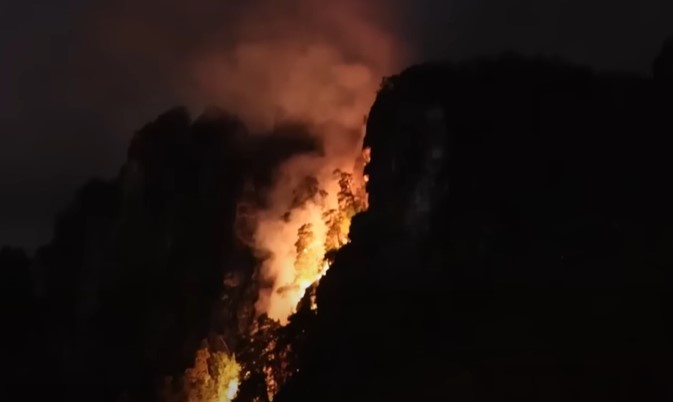 Elbsandsteingebirge: Unterhalb der Bastei stand im Nationalpark Sächsische Schweiz der Wald in Flammen. Jetzt nahm die Pollizei die Brandstifter fest.