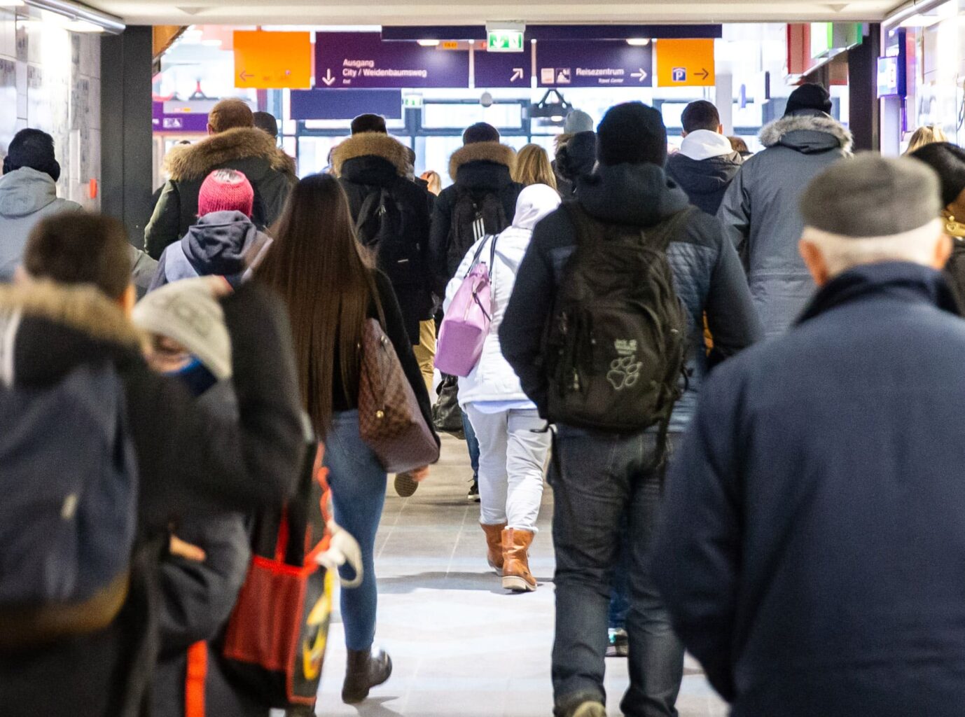 Einige der 84 Millionen Einwohner laufen durch den Hamburger Hauptbahnhof in Deutschland