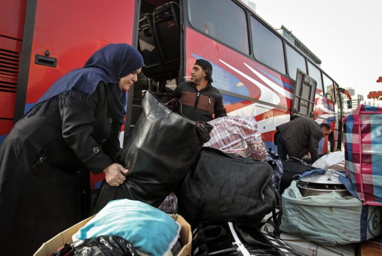 Syrische Flüchtlinge packen ihre Habseligkeiten, um vom Libanon nach Syrien zurückzukehren. In der Türkei planen sie eine Karawane in die EU.