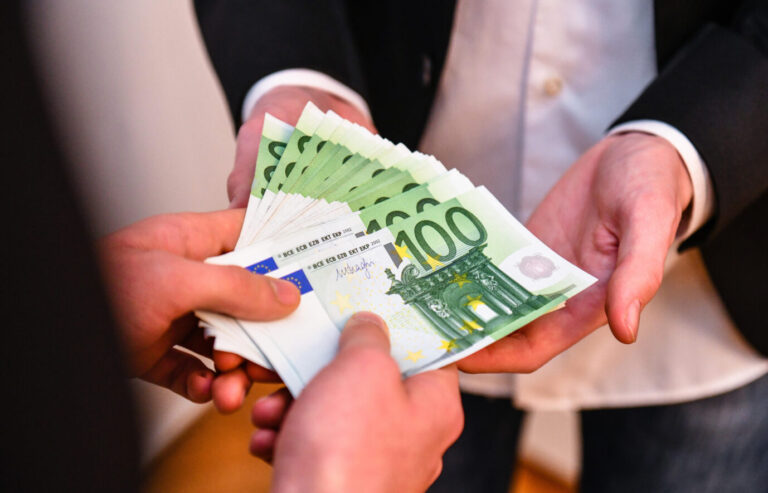 Mehrere 100-Euro-Scheine: Die Gehälter für Spitzenposten bei den Rundfunkanstalten sind obszön