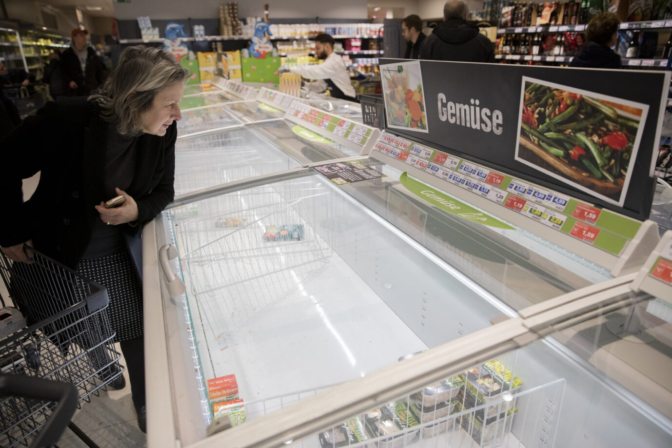 Nahezu leeres Kühlregal: Deutschland drohen schwere Engpässe bei der Lebensmittelversorgung
