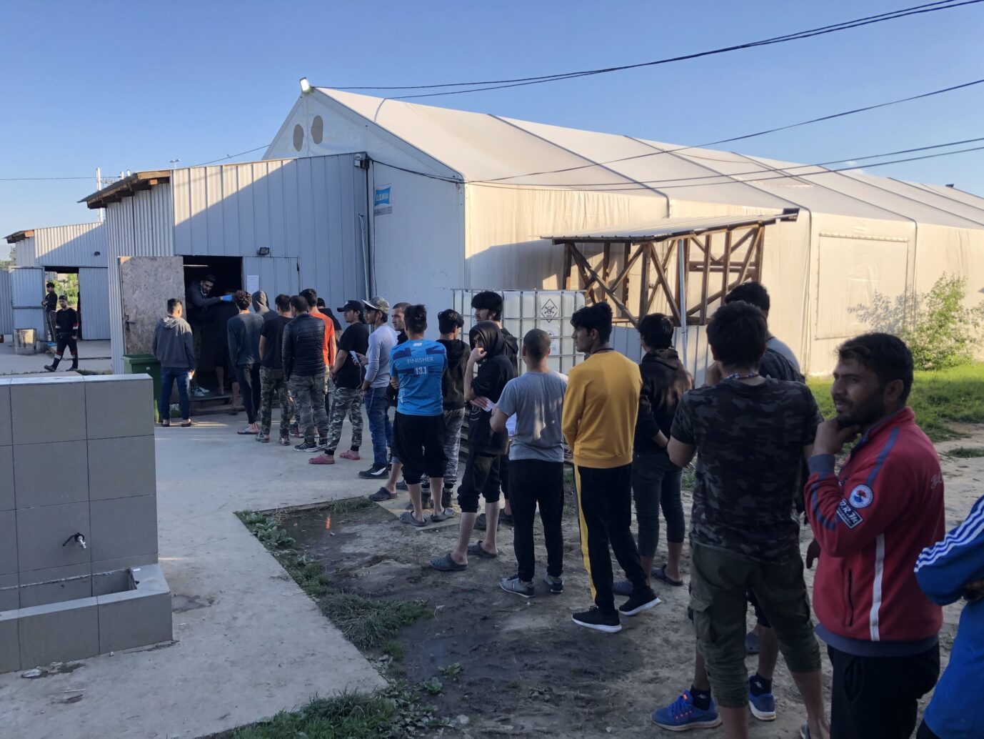 Migranten stehen in Serbien in einem Auffanglager an, um Essen zu erhalten. Sie kamen zuvor über die Balkanroute, Tschechien will nun seine Grenzen sichern